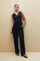 Pantalón de vestir plateado de tela liviana con brillo metalizado y corte suelto.