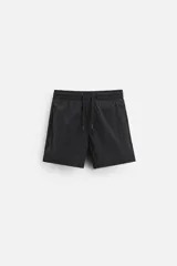 Short de baño negro de tejido técnico, con cintura elástica ajustable con cordón, bolsillos laterales y bolsillo trasero.