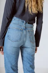 Pantalón de jean negro de tiro alto y corte recto.