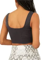 Top deportivo sin mangas color negro, con escote cuadrado y tirantes anchos. Presenta un diseño acanalado en la banda inferior.