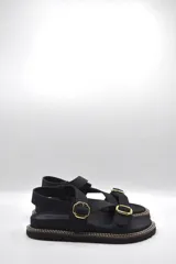 Sandalias negras de neopreno con base deportiva de goma, hebillas ajustables y diseño moderno.