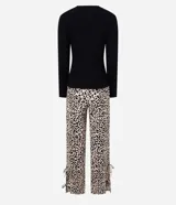 Pijama largo de dos piezas: blusa de canalé negra de manga larga y pantalón de viscosa con estampado de leopardo y lazos en las perneras.