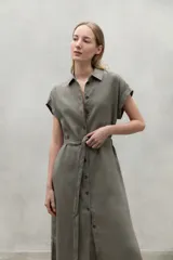 Túnica de lino gris con cierre de botones y diseño largo, ideal para días cálidos.