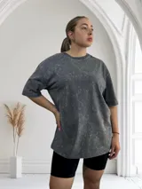 Remerón rosa con efecto acid wash, corte holgado y cuello redondo.