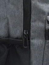 Mochila con estampado tie-dye en tonos grises y blancos, con bolsillo frontal con cierre y logo "Forum Active" estampado. Incluye bolsillo lateral de red para botella.