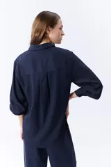 Conjunto de camisa de manga larga y pantalón palazzo azul marino.