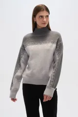 Sweater gris con cuello alto, diseño degradado y apliques de lentejuelas en el frente y las mangas.