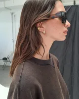 Aro earcuff plateado y dorado con diseño texturizado que simula lava.