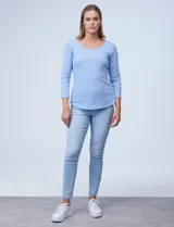 Remera de algodón blanca de manga 3/4 y escote redondo, ideal para un look básico.