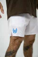 Short deportivo blanco con estampado de logo azul en la pierna izquierda y aberturas laterales.