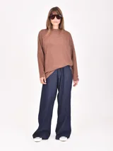 Buzo negro de tejido waffle, con cuello redondo y calce holgado.