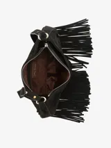 Bolso de hombro negro de cuero con flecos y tachuelas metálicas doradas y plateadas. Tiene correa ajustable y cierre de cremallera.