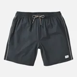 Short de baño negro con cintura elástica ajustable con cordón, largo a la rodilla y detalle de una línea vertical blanca en el lateral.