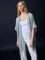Kimono negro de gasa plisada con detalles de lurex y terminación desflecada.