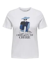 Camiseta blanca de algodón con cuello redondo y mangas cortas. Estampado frontal de una figura femenina con sombrero y texto en francés.