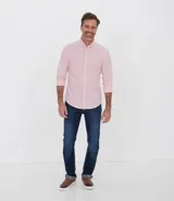 Camisa de vestir rosada con estampado vichy, de corte slim fit, manga larga y cuello abotonado.