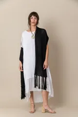 Chal artesanal de hilo negro con flecos en los extremos, diseñado para un ajuste cómodo y estilizado.