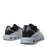 Championes negros con capellada de malla y suela con orificios.