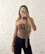 Top strapless con estampado animal print, con corbata al cuello y frunce en la parte delantera.