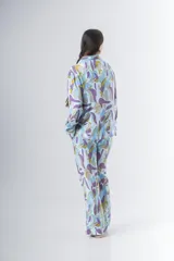 Pijama de algodón estampado, compuesto por una camisa de manga larga con botones y un pantalón recto con elástico en la cintura.