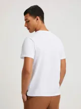 Remera negra de manga corta con corte ajustado.
