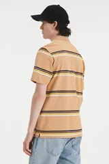 Chomba de hombre Levi's color beige con rayas horizontales en amarillo, blanco y marrón. Tiene cuello clásico, tapeta con botones y logo bordado en el pecho.