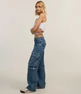 Pantalón de jeans celeste de corte recto, con bolsillos cargo laterales y cintura con trabillas.