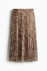 Pollera midi de malla plisada con estampado de leopardo, corte evasé, elástico en la cintura y forro de punto.