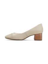 Zapato de tacón color crema con puntera en cuero reptil y taco de madera.