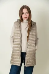 Chaleco acolchado sin mangas, color beige, con capucha y cierre frontal.
