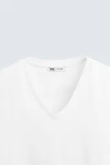 Camiseta negra de algodón con cuello en V y manga corta.