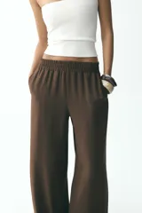 Pantalón marrón de tiro alto con cintura elástica y pierna ancha.