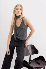 Musculosa de hilo de lurex color cobre, con escote en V en frente y espalda, de calce ajustado al cuerpo.