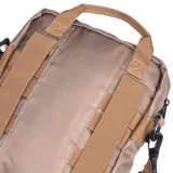 Bolso bandolera unisex color azul marino, con logo de Caterpillar en el frente y múltiples correas horizontales. Tiene correa de hombro ajustable y desmontable, bolsillo acolchado para tablet y bolsillo frontal con solapa y cierre de velcro.