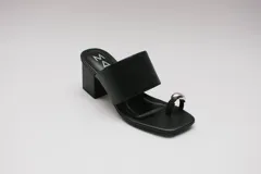 Sandalias negras con taco cuadrado y tira ancha sobre el empeine. Presentan una tira fina que separa el dedo gordo del resto y un aplique metálico plateado.