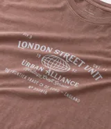 Remera masculina color marrón con efecto desgastado, de corte boxy y mangas cortas. Presenta un estampado frontal en blanco con el texto "London Street Unit" y un globo terráqueo.