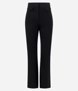 Pantalón negro de punto roma, corte flare, con bolsillos delanteros de solapa y bolsillos traseros embutidos.