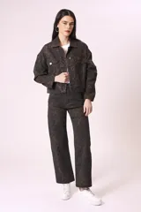 Conjunto de jean con estampado animal print color marrón y negro, compuesto por chaqueta corta con bolsillos y pantalón de corte recto.