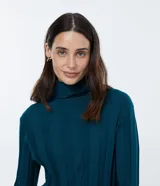 Suéter de punto color verde petróleo, con cuello alto y mangas largas. Tejido acanalado.