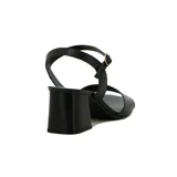 Sandalias de cuero negro con tira delantera ancha, pulsera al tobillo con hebilla dorada y tacón bloque.