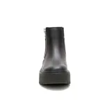 Botín Caterpillar Colorado Max Chelsea de cuero negro, con cierre de cremallera lateral y plataforma con suela dentada.
