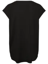 Camiseta negra de corte holgado, escote redondo y mangas cortas.