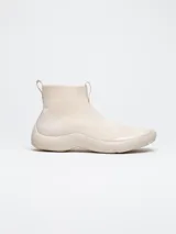 Bota pezuña color beige, con parte superior de tejido Tencel y suela de caña de azúcar.