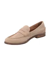 Mocasín de cuero color beige con detalle de antifaz y costuras en la puntera.