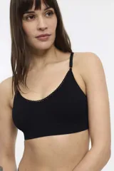 Top color piel, de microfibra seamless con dibujo de trenza, sin aro ni copa, con breteles regulables y cierre de tres posiciones en la espalda.