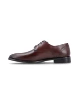 Zapato de vestir color marrón oscuro, con cordones y suela de goma.