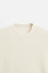 Camiseta de hombre regular fit, color negro, de punto tejido en hilatura de algodón. Cuello redondo, manga corta y acabados en rib.