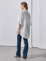 Cardigan blanco con calados tipo broderie, de manga 3/4 amplia.