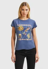 Remera azul con estampado de dibujos animados enmarcados en un borde a cuadros rosas y blancos.