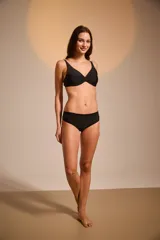 Bombacha de bikini tiro alto color negro.